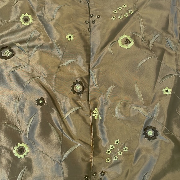 100% silk Elegant olive lined skirt in size 4 by NY&CO, embroidered - Picture 4 of 4